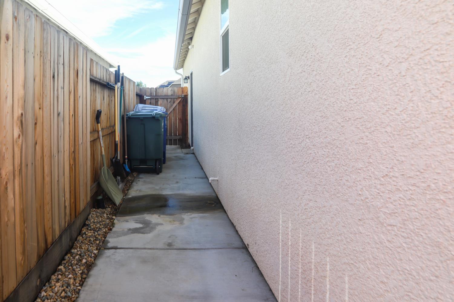 2040 Descanso Ave, Clovis, CA 93619