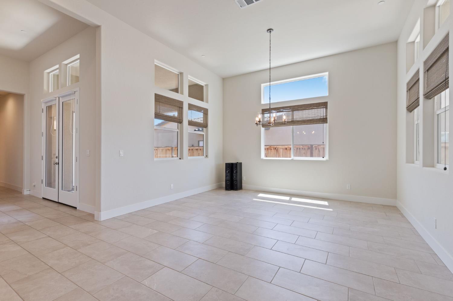 911 Highland Rd W, Madera, CA 93636