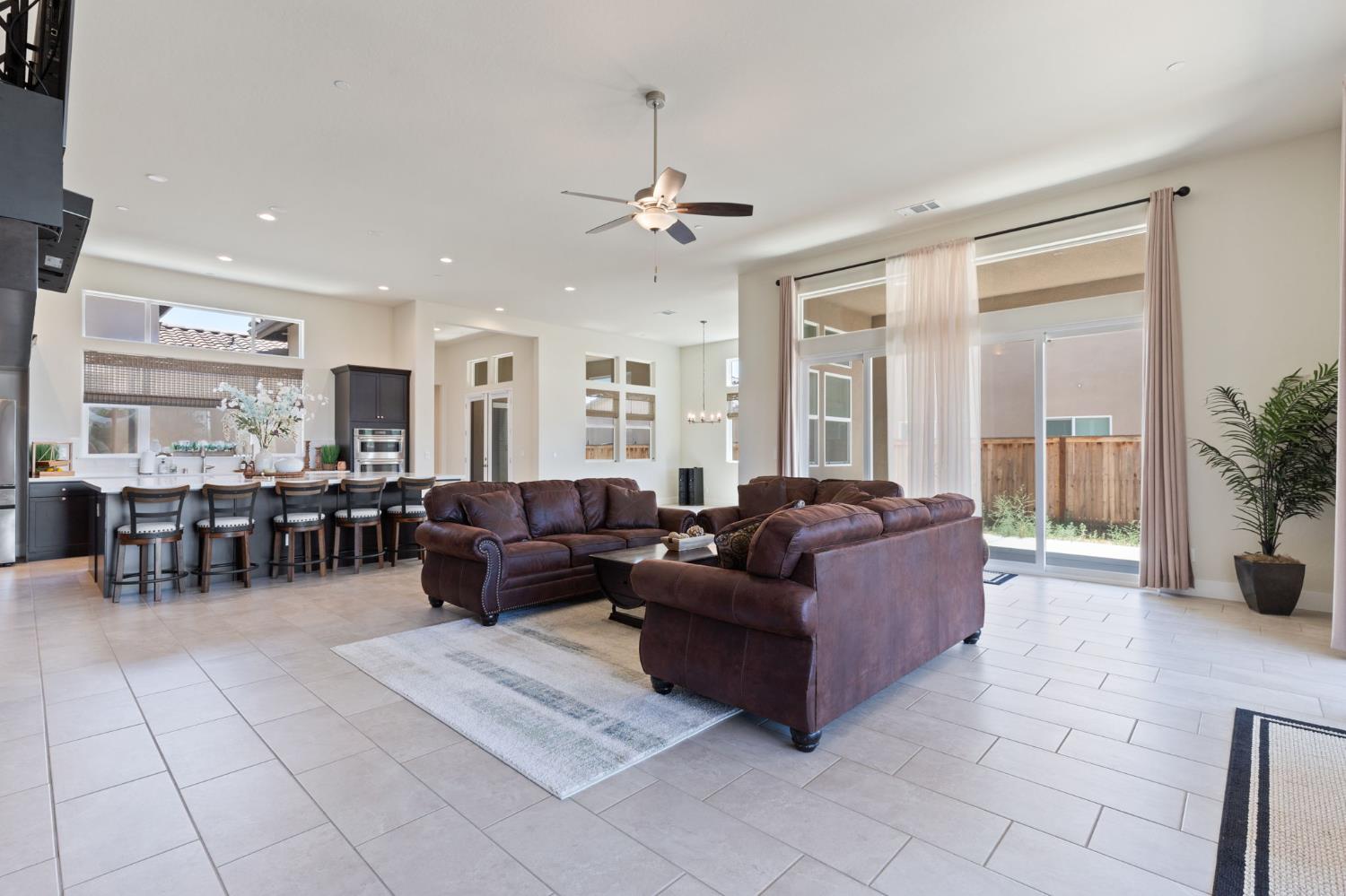 911 Highland Rd W, Madera, CA 93636