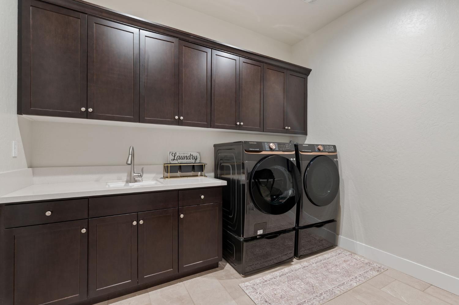 911 Highland Rd W, Madera, CA 93636