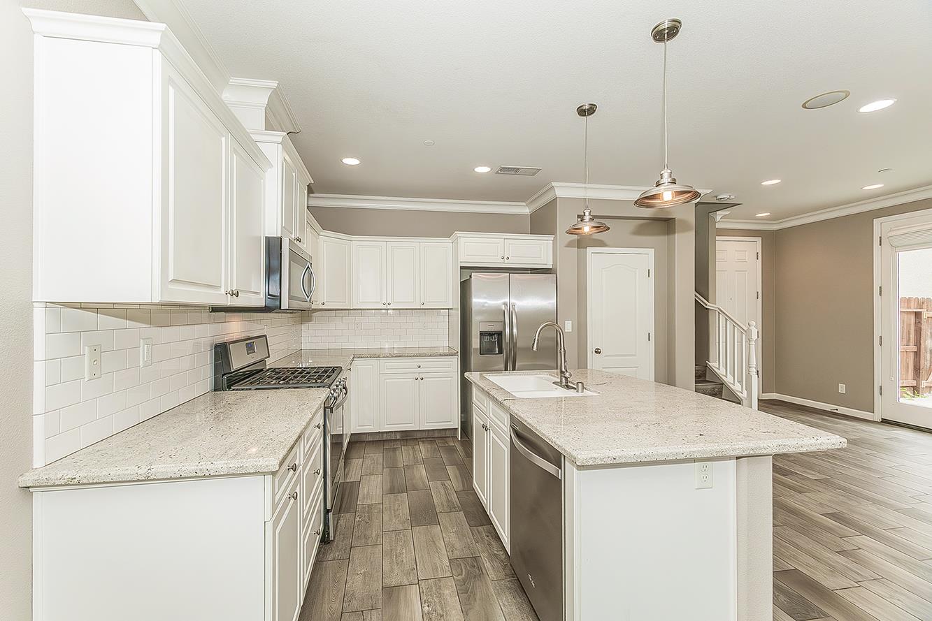 2047 E Makenna Dr, Fresno, CA 93730