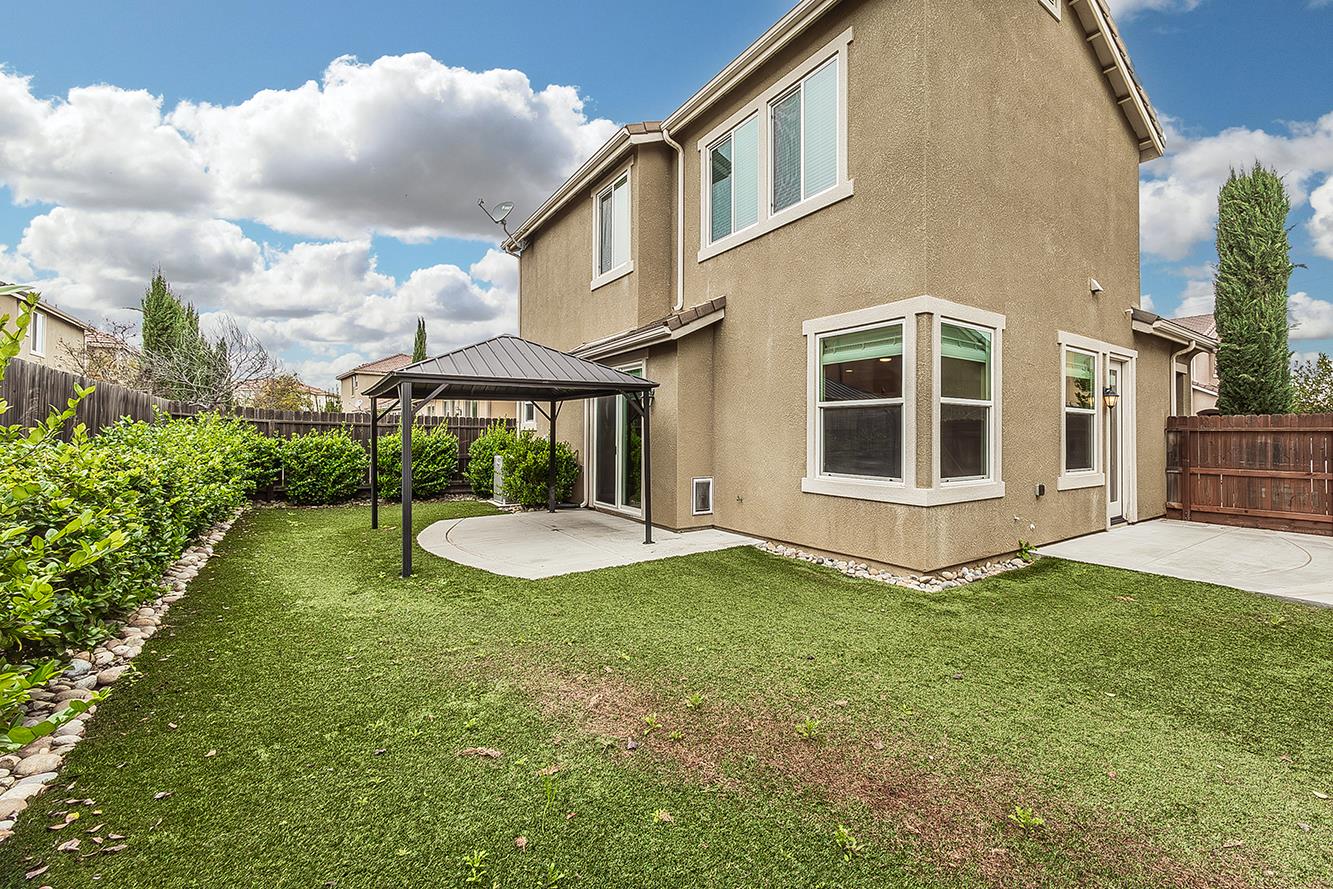 2047 E Makenna Dr, Fresno, CA 93730