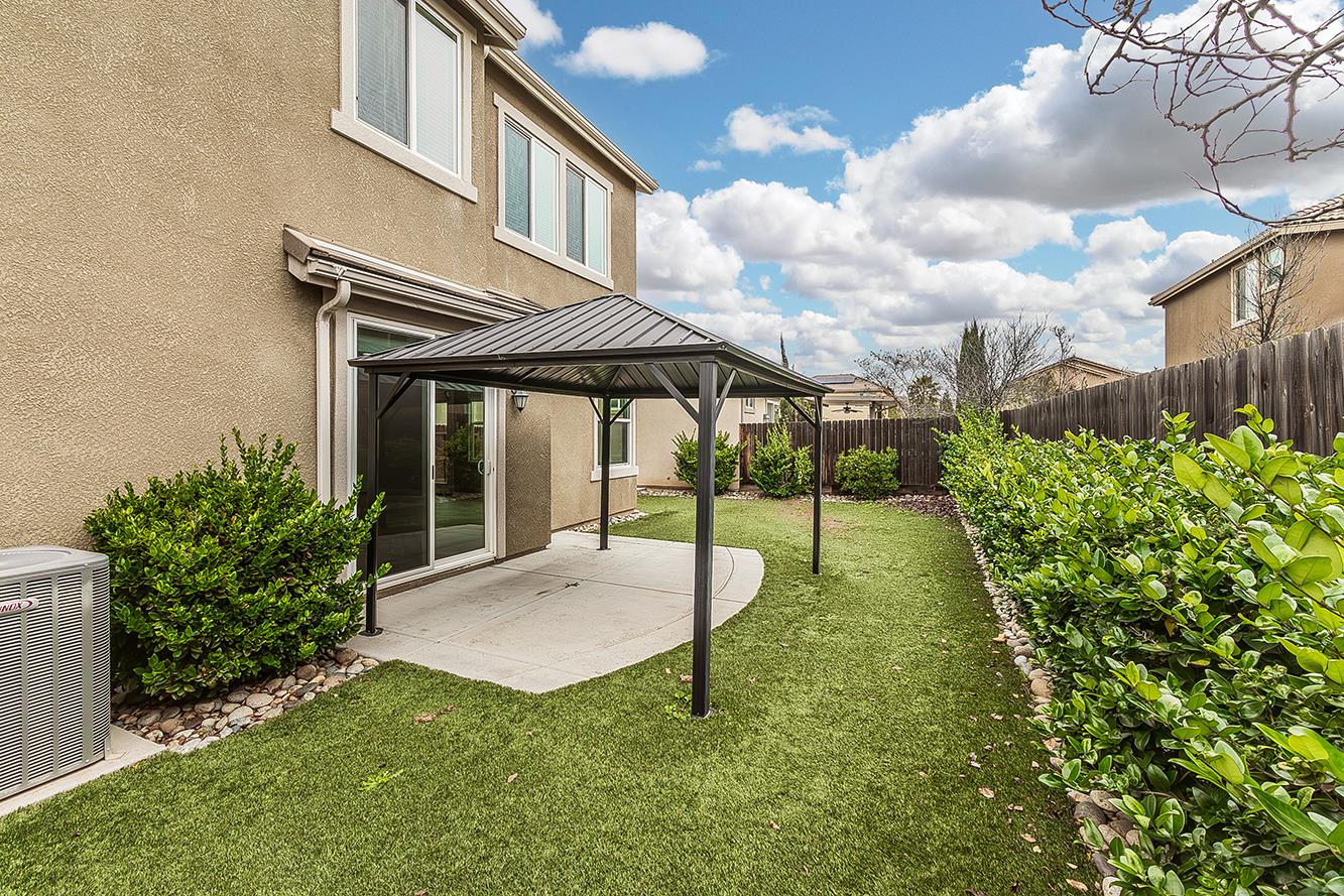 2047 E Makenna Dr, Fresno, CA 93730