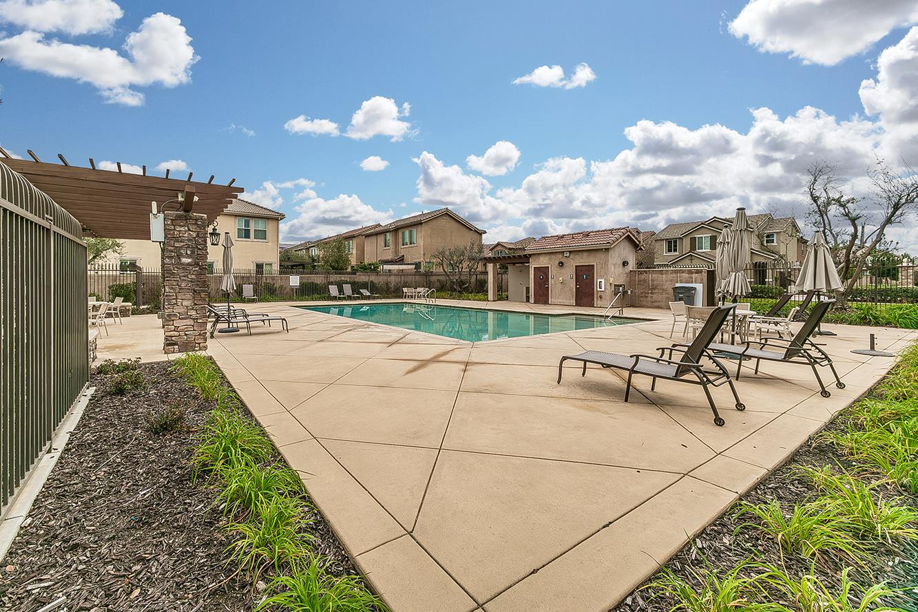 2047 E Makenna Dr, Fresno, CA 93730