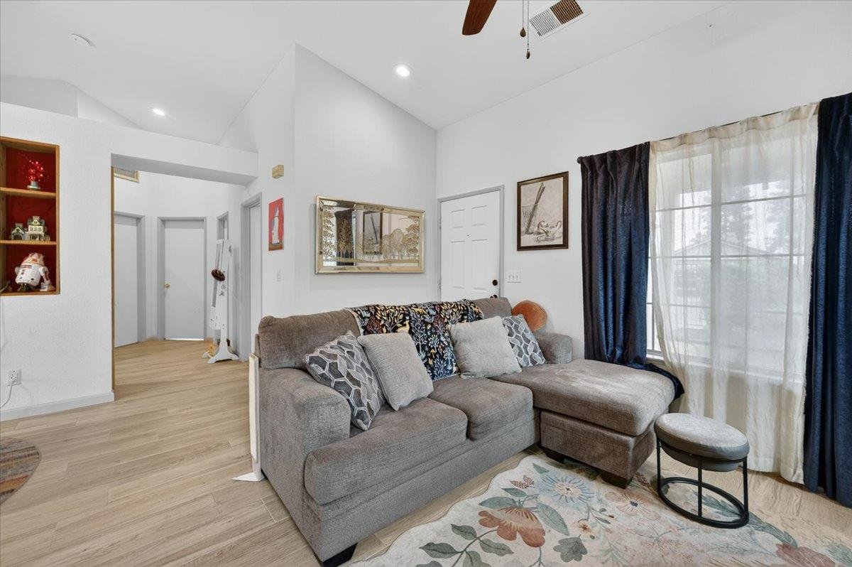 5593 W Norwich Ave, Fresno, CA 93722