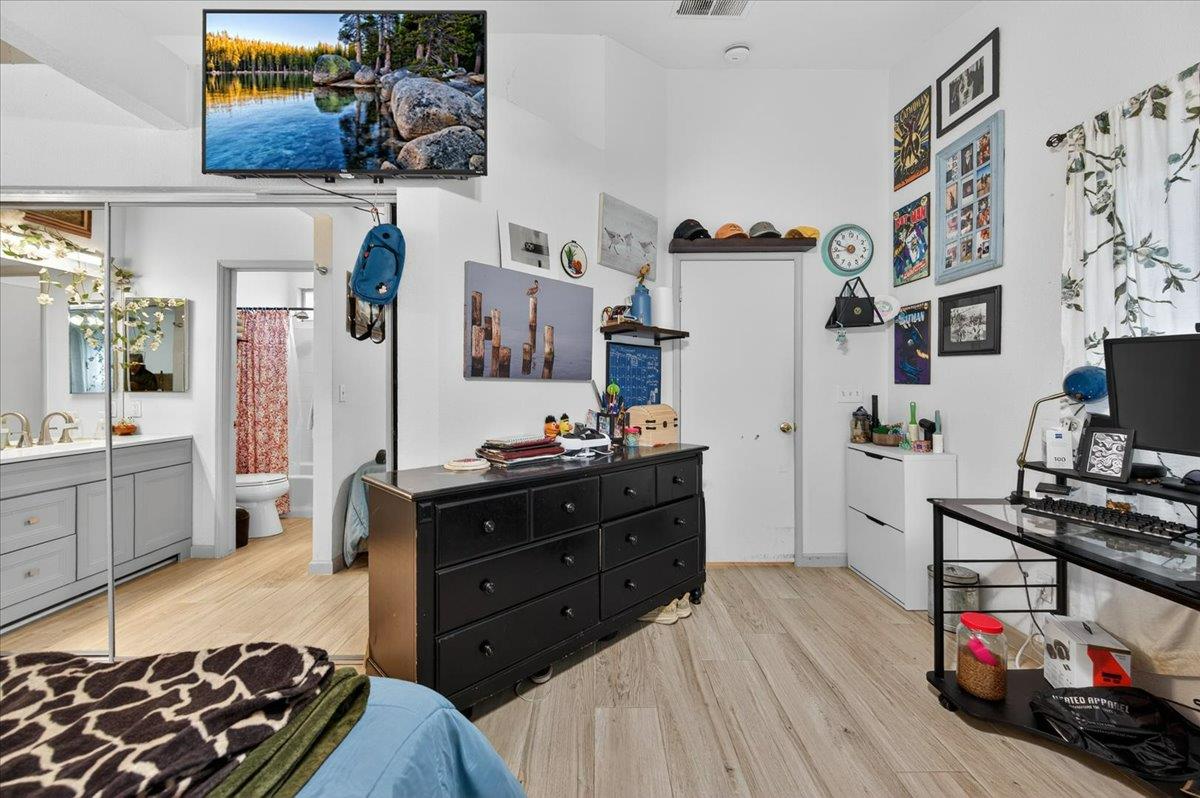 5593 W Norwich Ave, Fresno, CA 93722