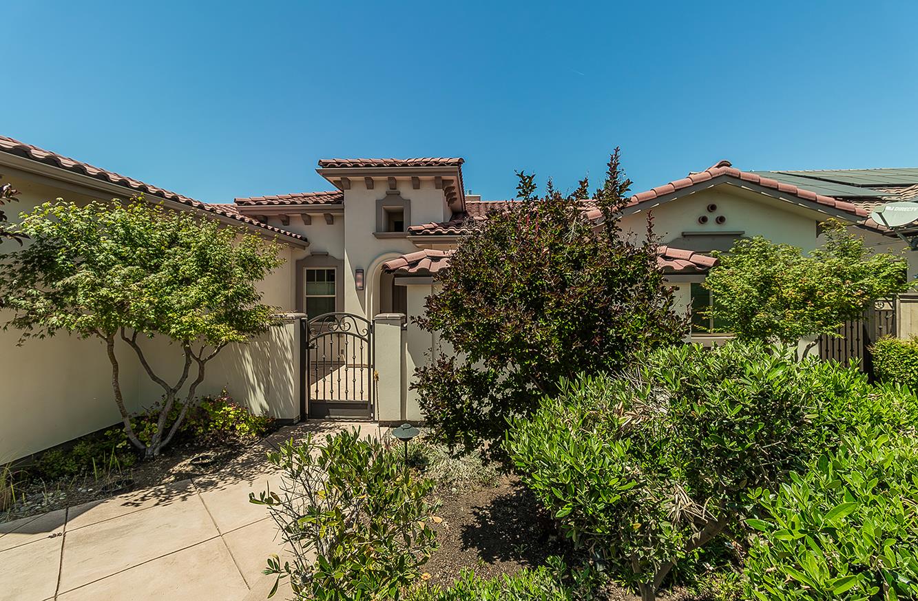 1562 N Empire Ln, Clovis, CA 93619