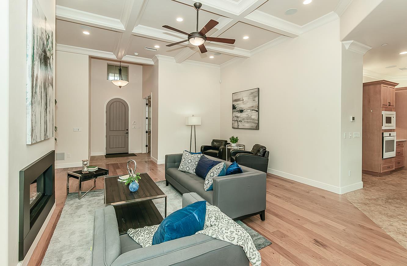 1562 N Empire Ln, Clovis, CA 93619