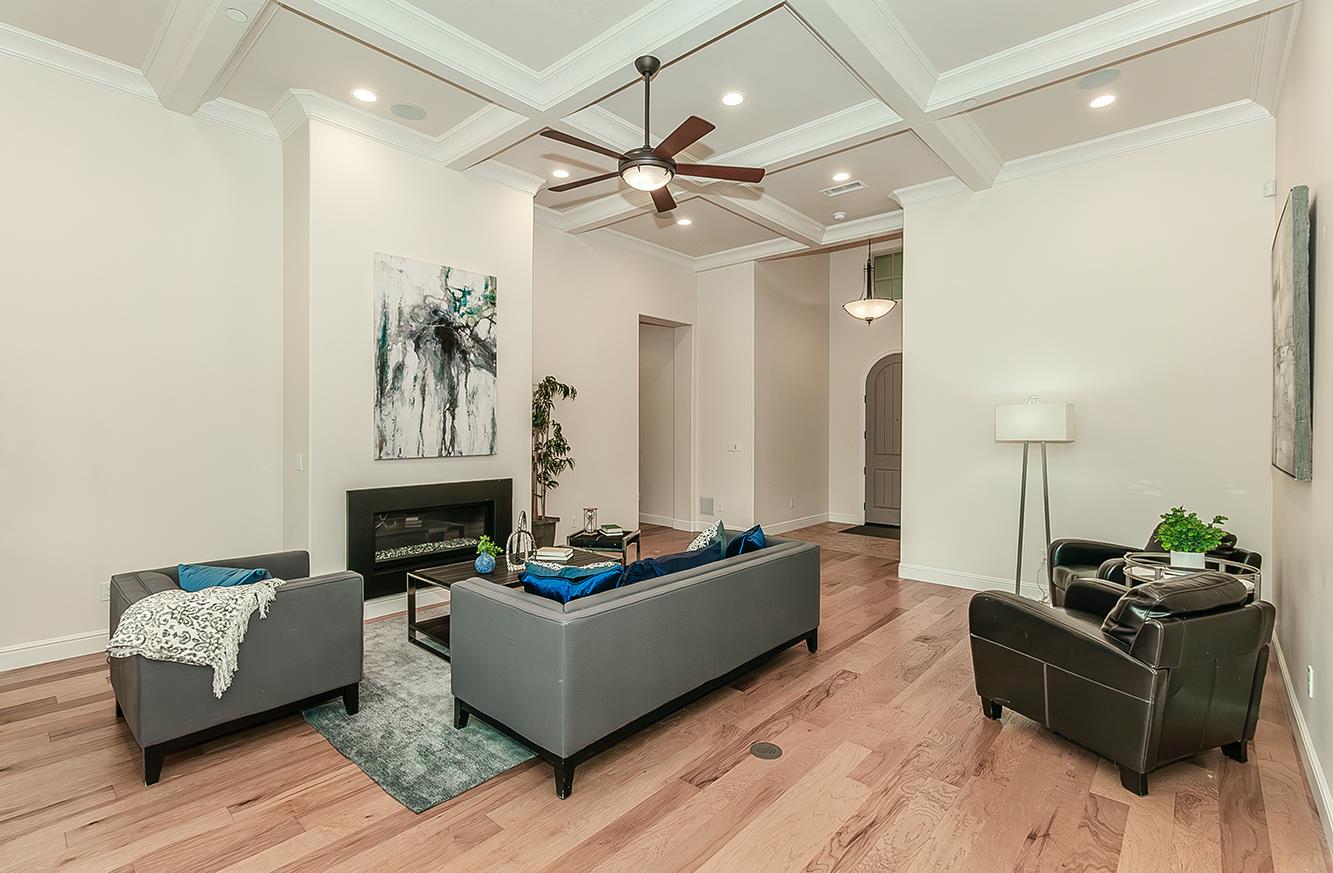 1562 N Empire Ln, Clovis, CA 93619