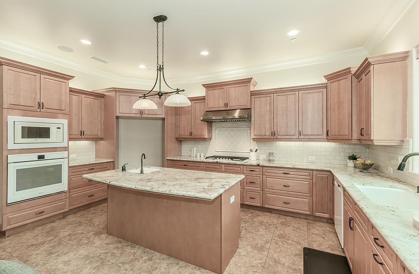 1562 N Empire Ln, Clovis, CA 93619