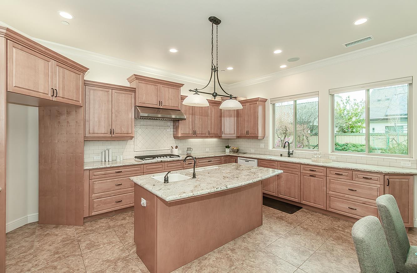 1562 N Empire Ln, Clovis, CA 93619