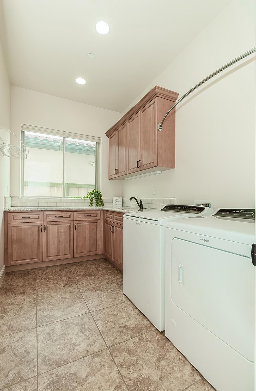 1562 N Empire Ln, Clovis, CA 93619