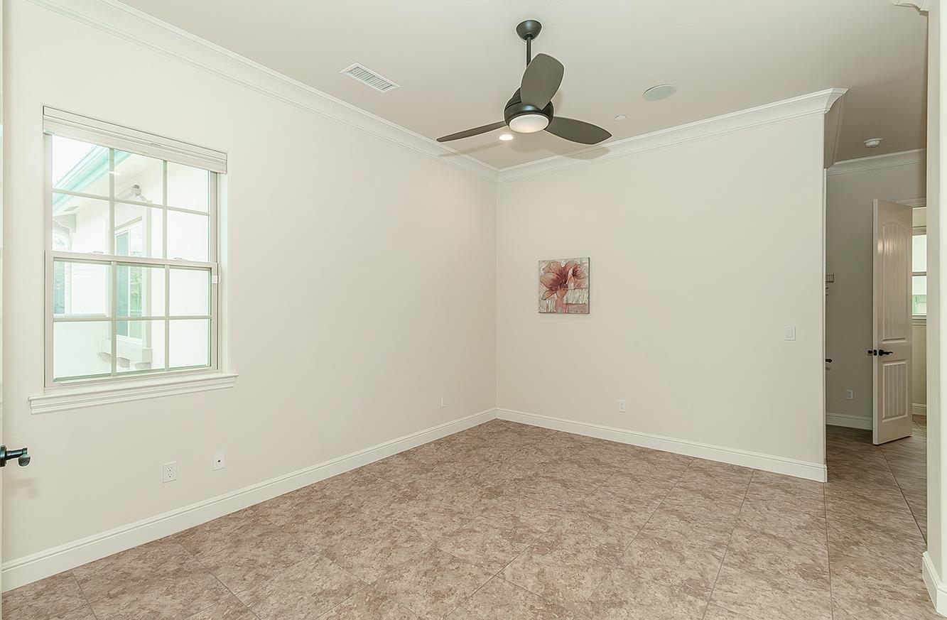 1562 N Empire Ln, Clovis, CA 93619