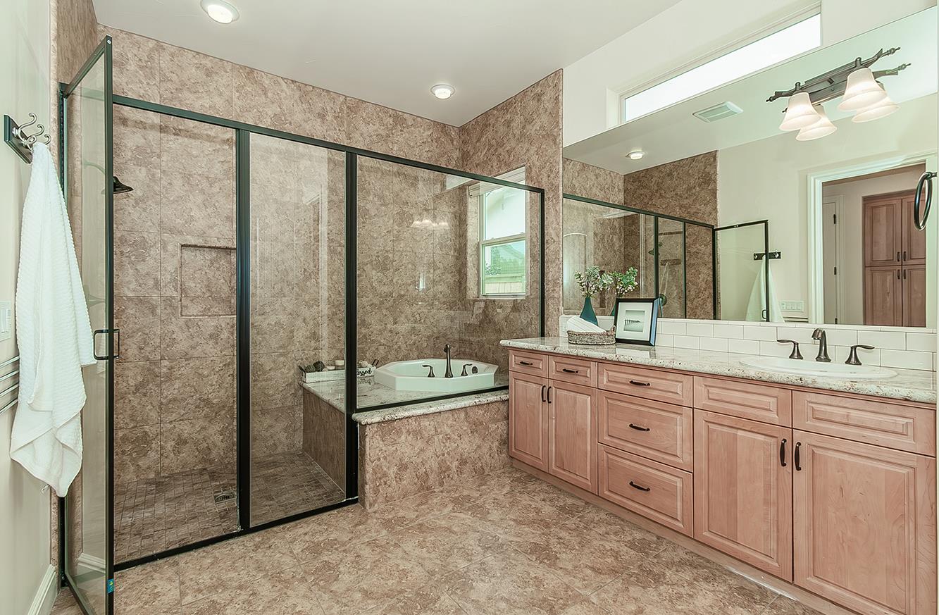 1562 N Empire Ln, Clovis, CA 93619