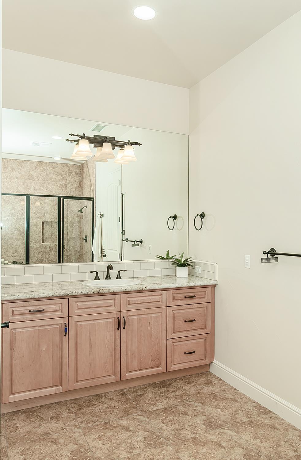 1562 N Empire Ln, Clovis, CA 93619