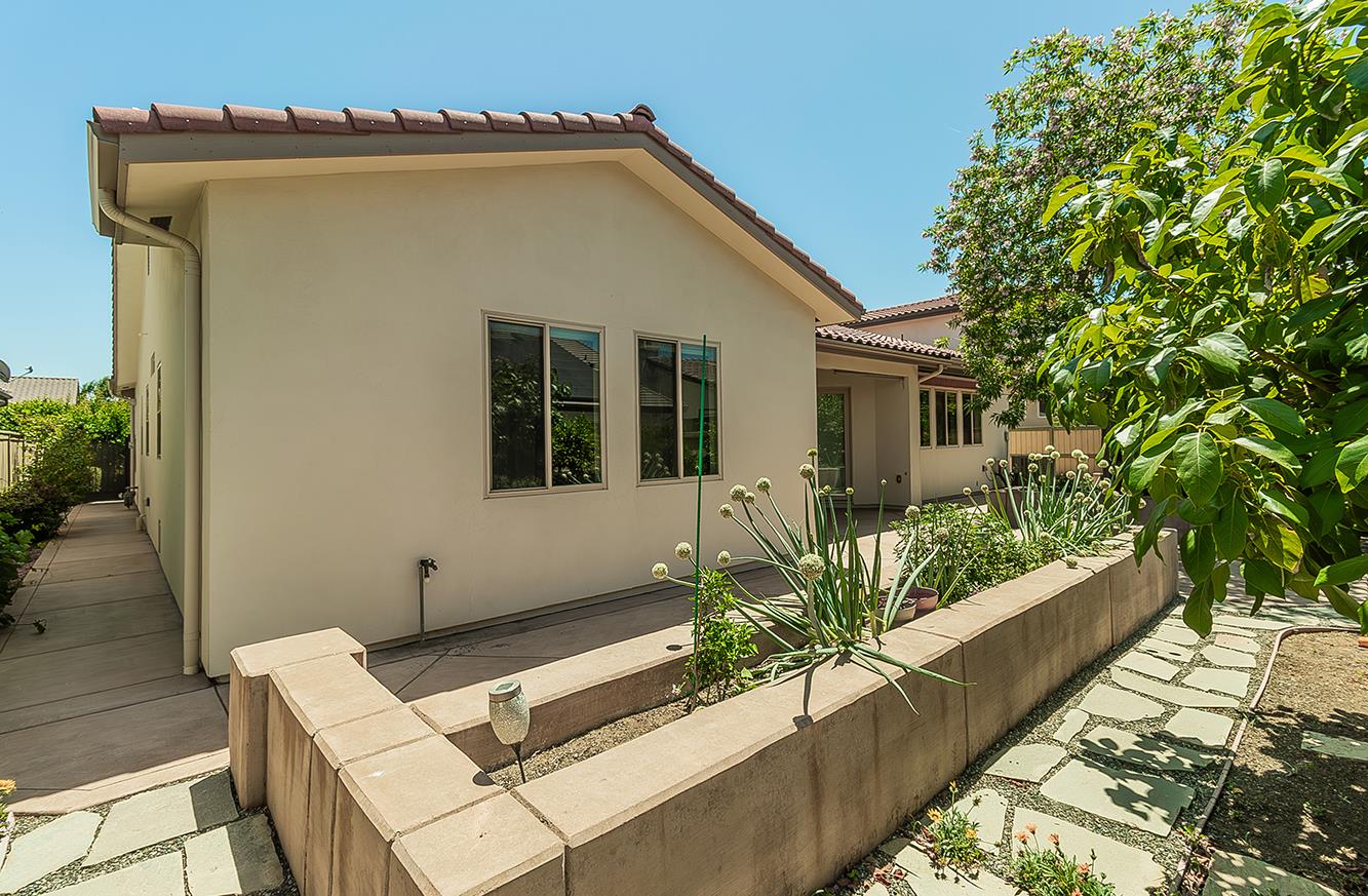 1562 N Empire Ln, Clovis, CA 93619