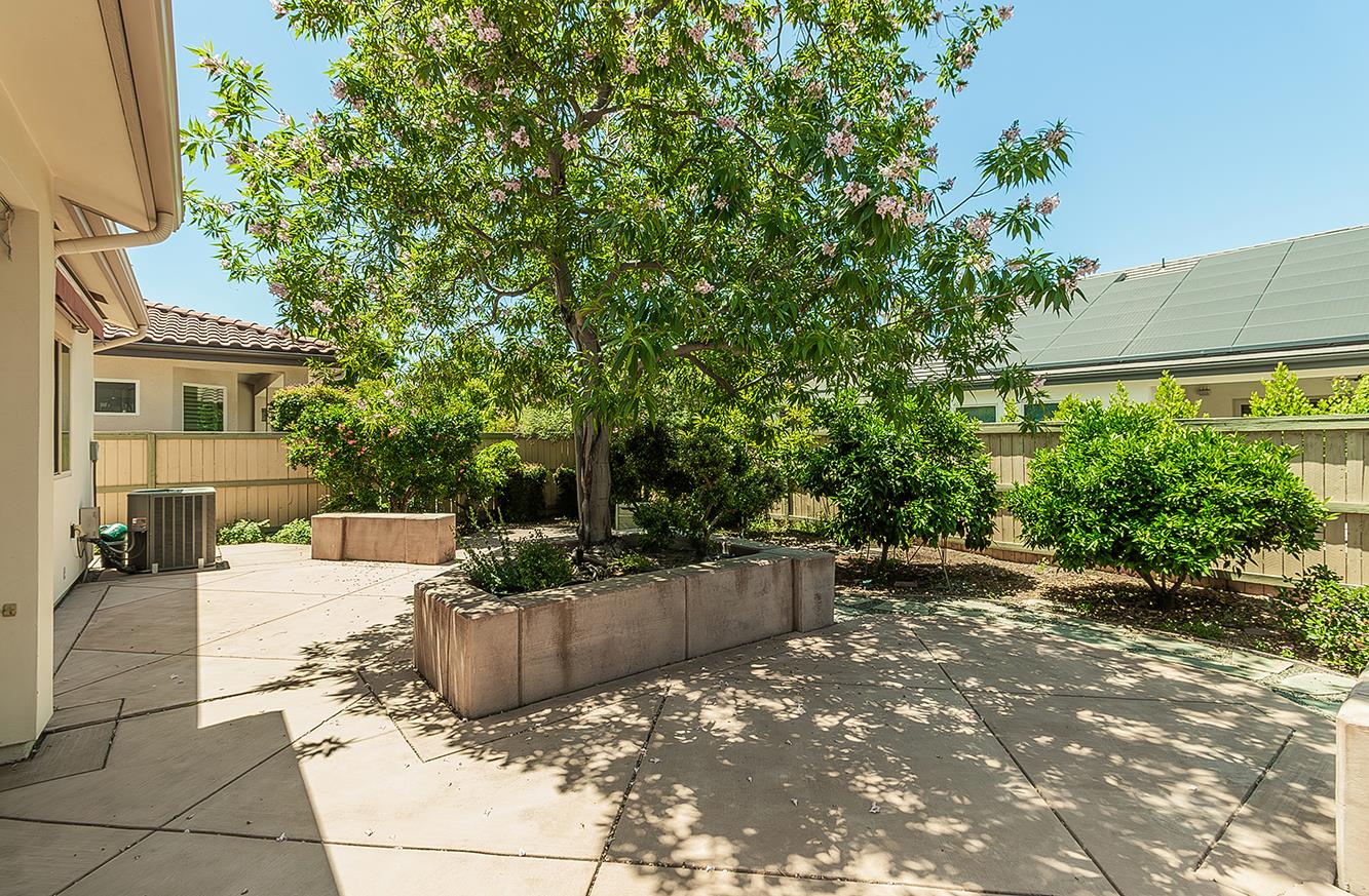 1562 N Empire Ln, Clovis, CA 93619