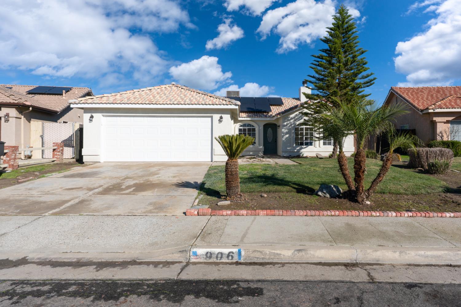 906 Don Medico Dr, Hanford, CA 93230