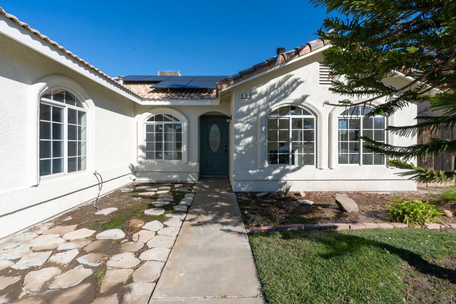 906 Don Medico Dr, Hanford, CA 93230