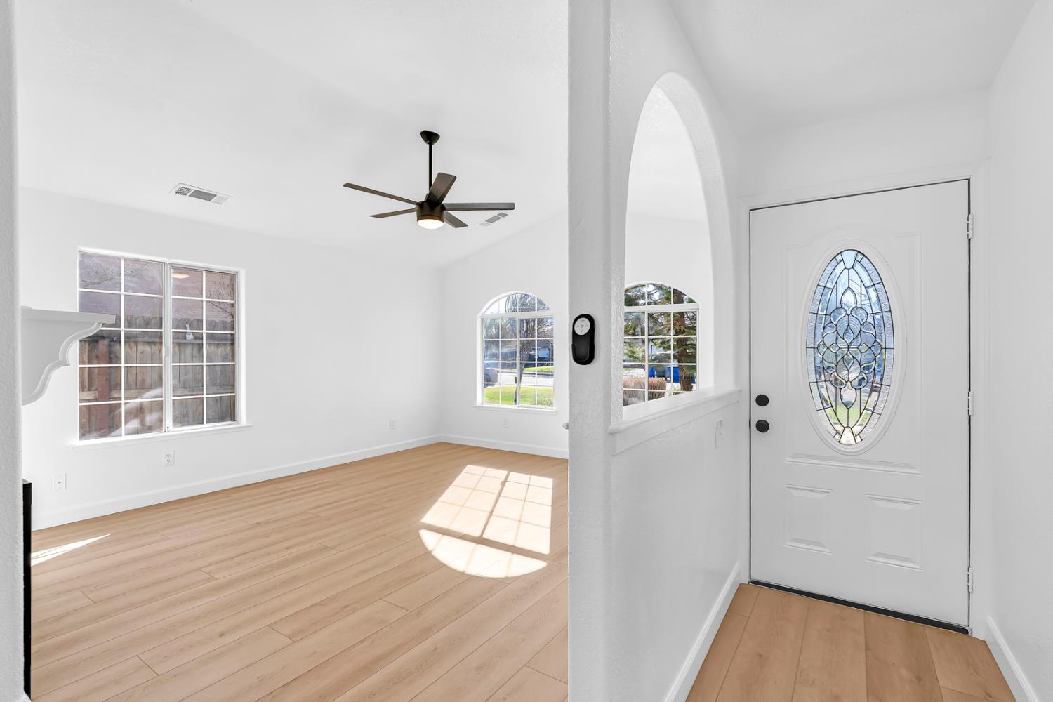 906 Don Medico Dr, Hanford, CA 93230