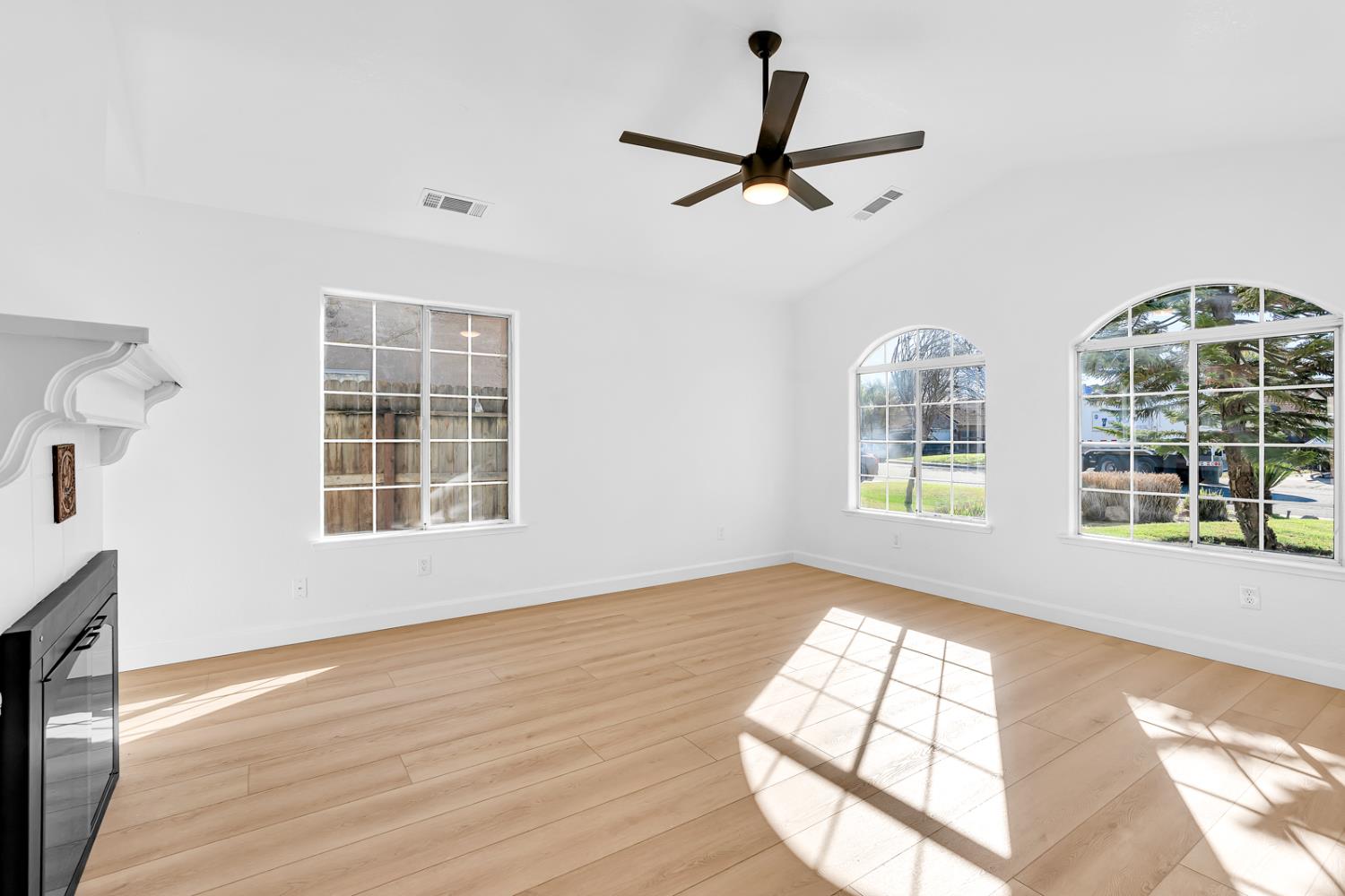 906 Don Medico Dr, Hanford, CA 93230