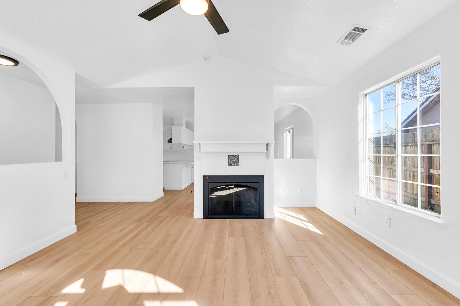 906 Don Medico Dr, Hanford, CA 93230