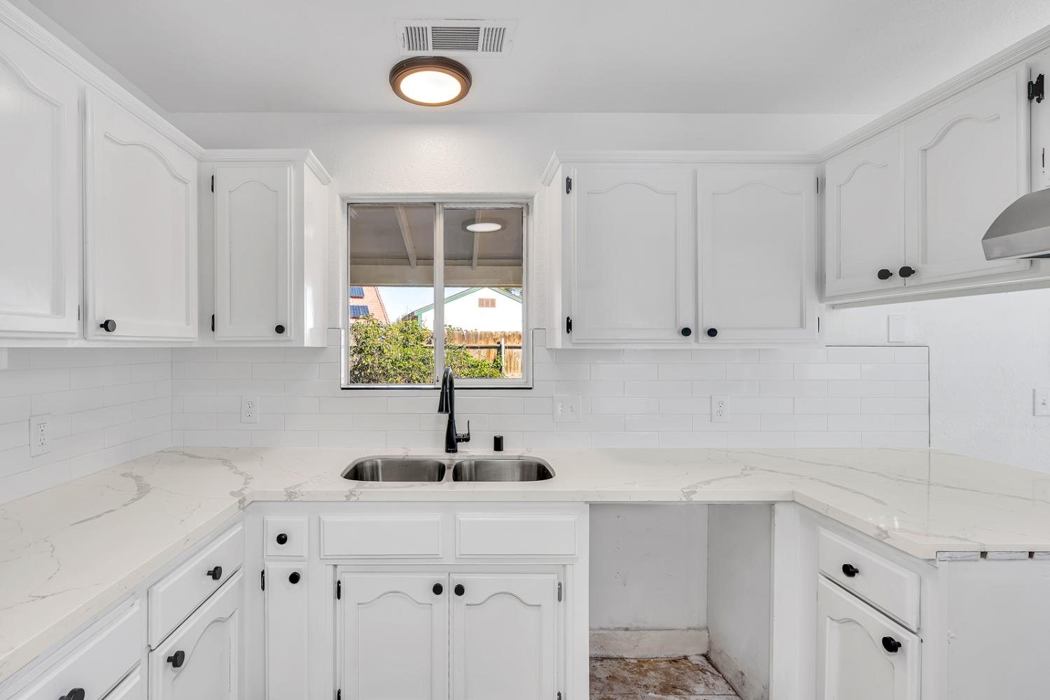 906 Don Medico Dr, Hanford, CA 93230