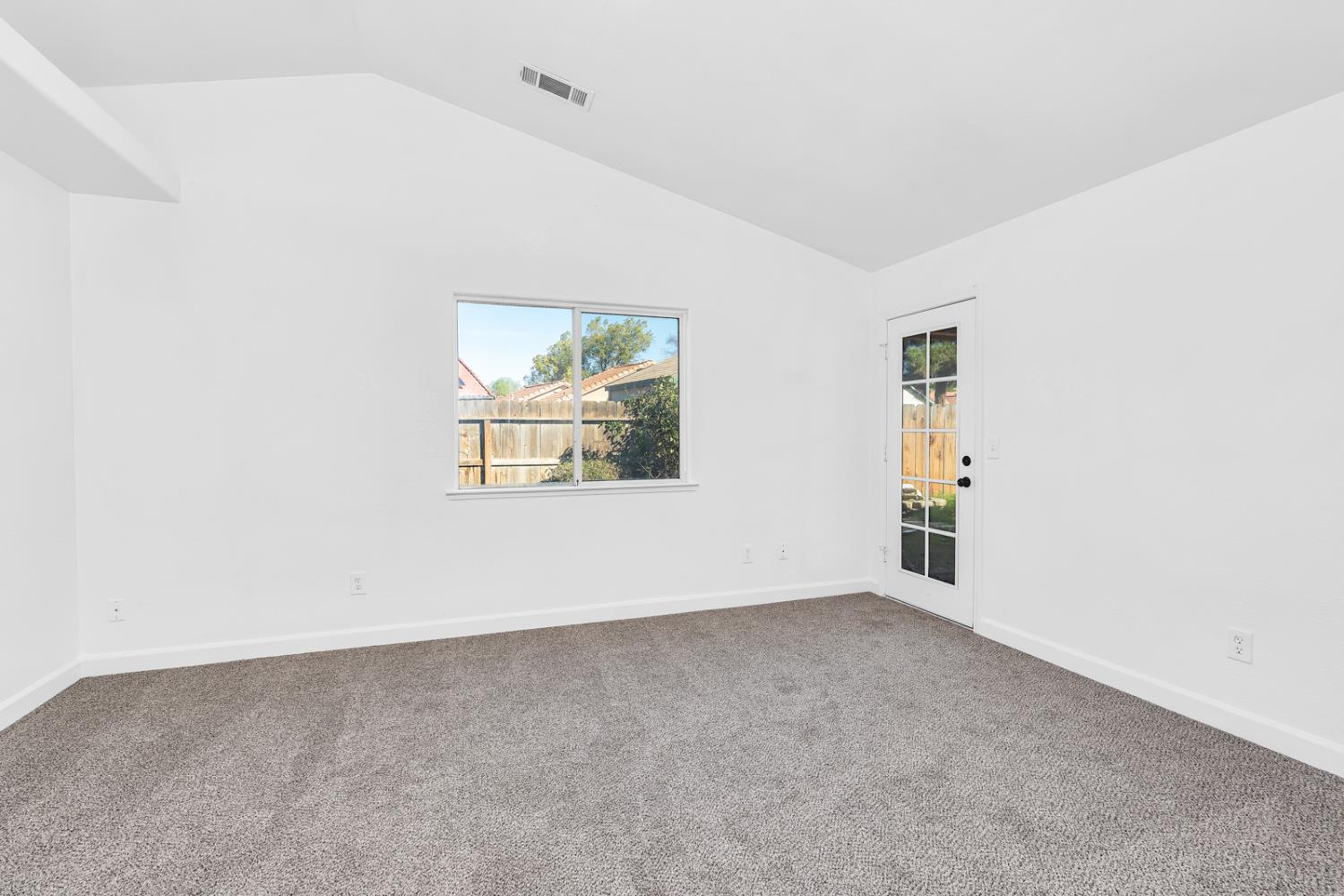 906 Don Medico Dr, Hanford, CA 93230