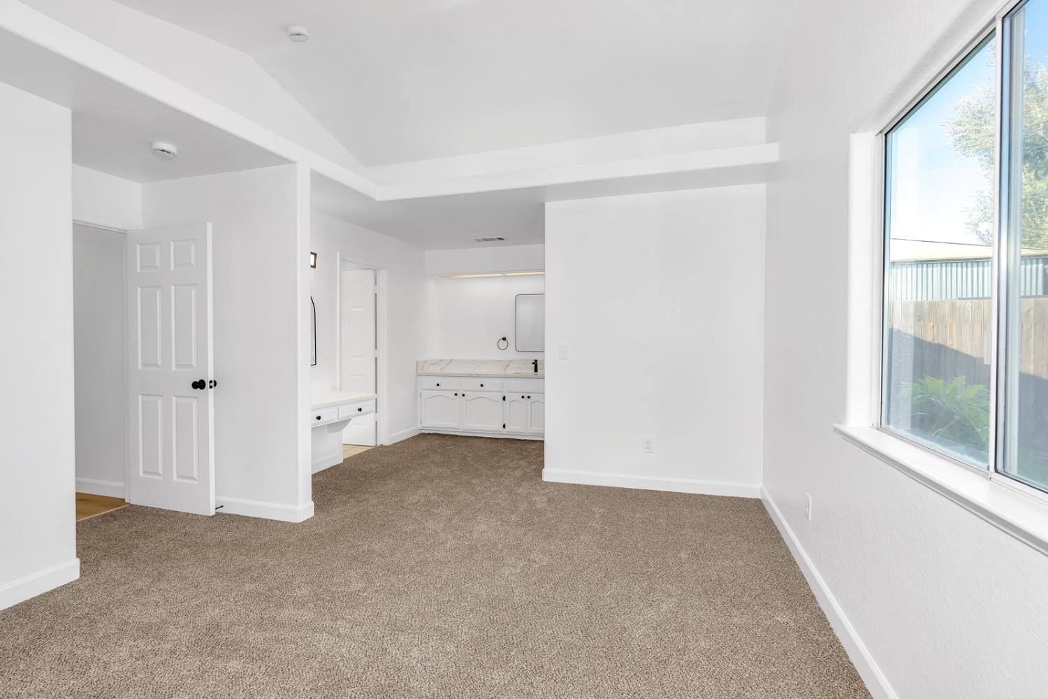 906 Don Medico Dr, Hanford, CA 93230