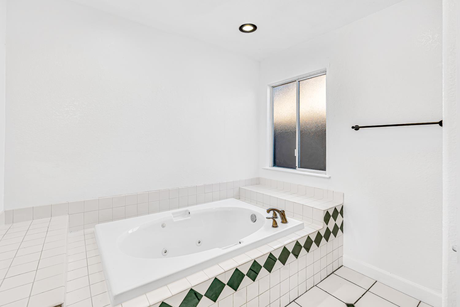 906 Don Medico Dr, Hanford, CA 93230