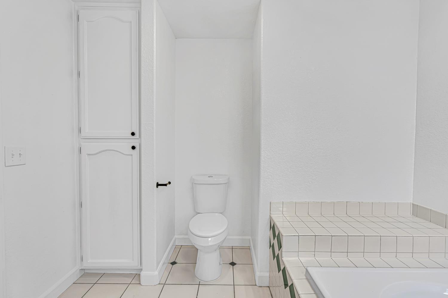 906 Don Medico Dr, Hanford, CA 93230