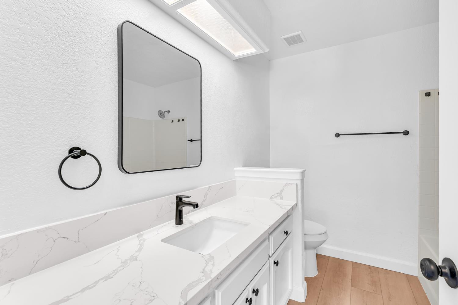 906 Don Medico Dr, Hanford, CA 93230