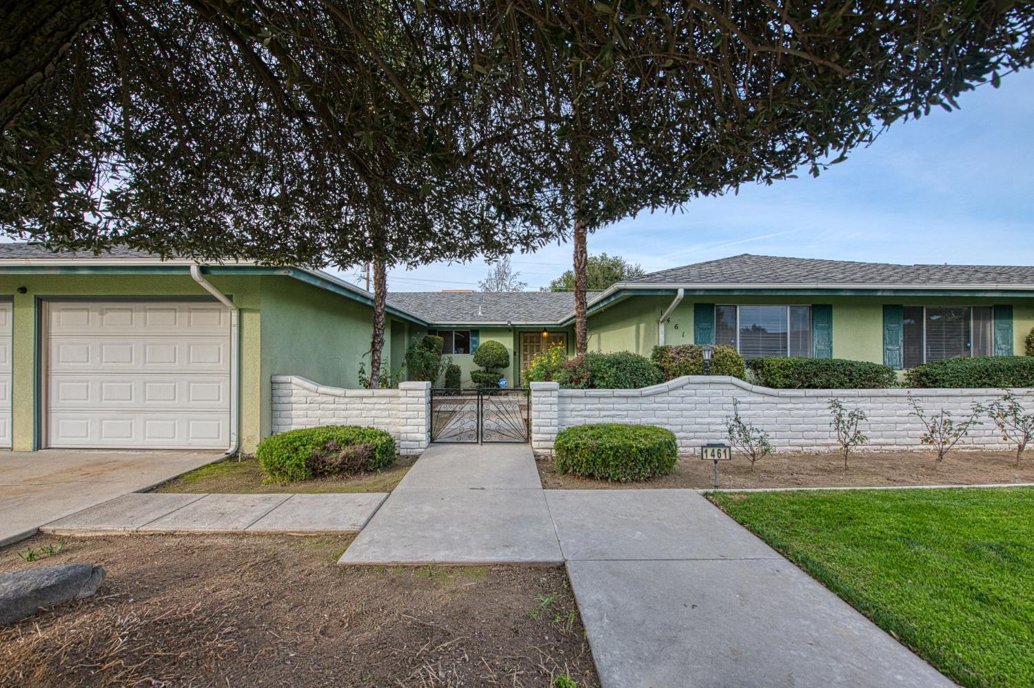 1461 Windsor Dr, Kingsburg, CA 93631