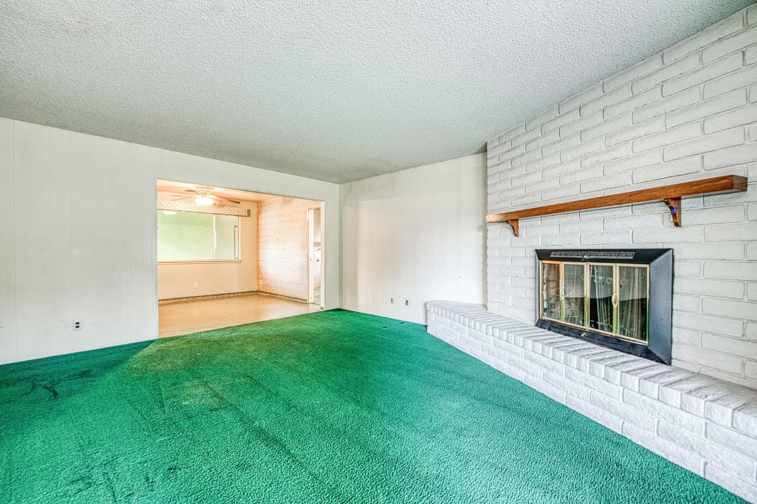 1461 Windsor Dr, Kingsburg, CA 93631