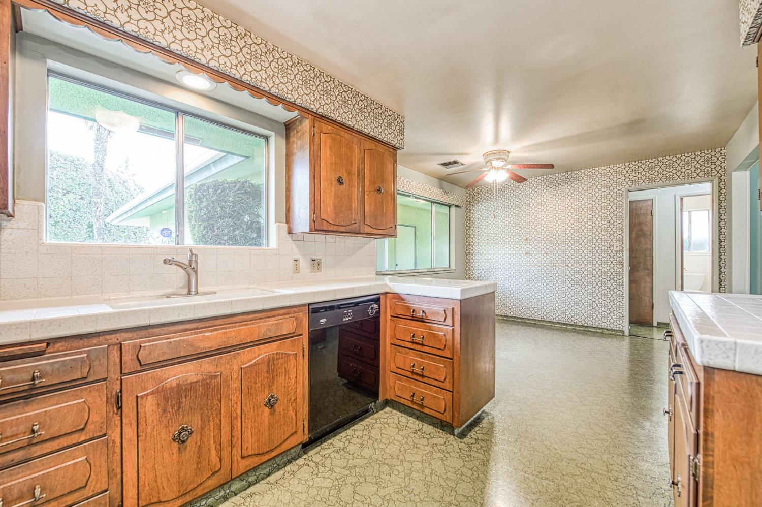 1461 Windsor Dr, Kingsburg, CA 93631