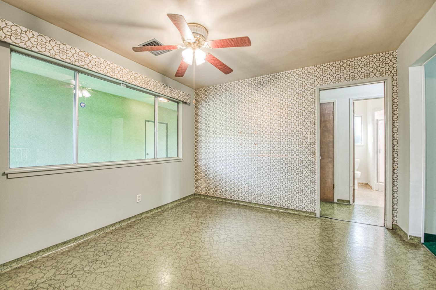 1461 Windsor Dr, Kingsburg, CA 93631