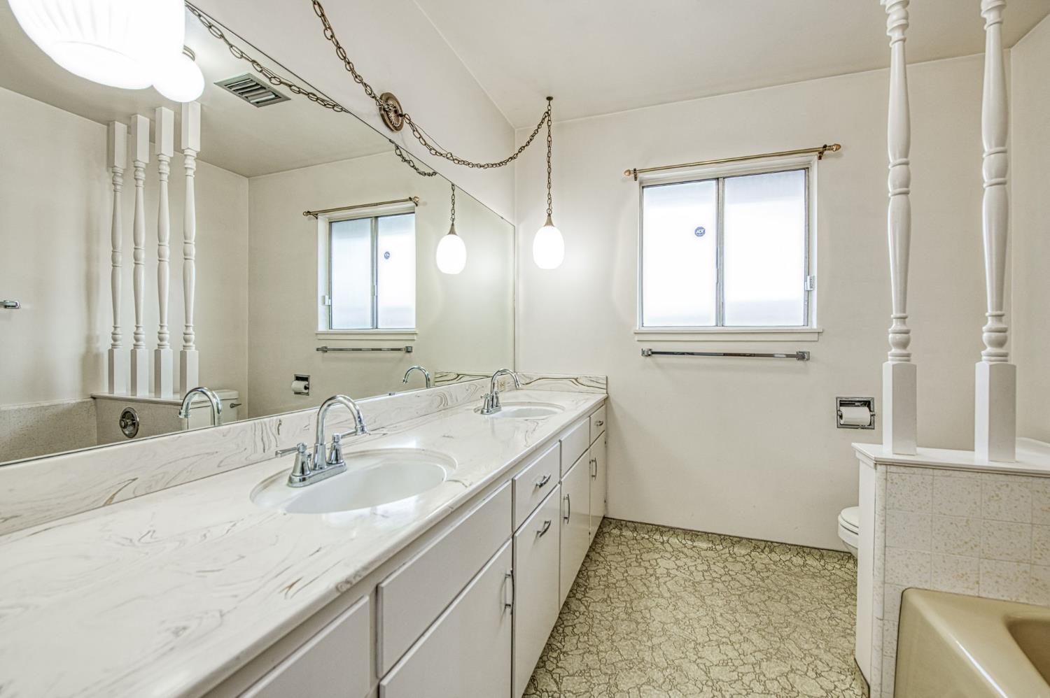 1461 Windsor Dr, Kingsburg, CA 93631