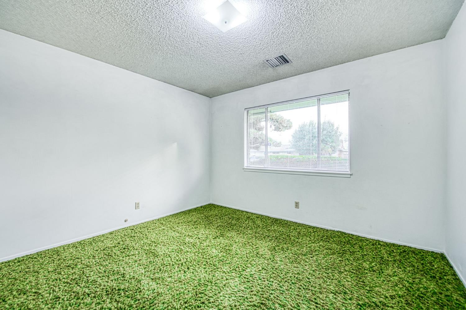 1461 Windsor Dr, Kingsburg, CA 93631