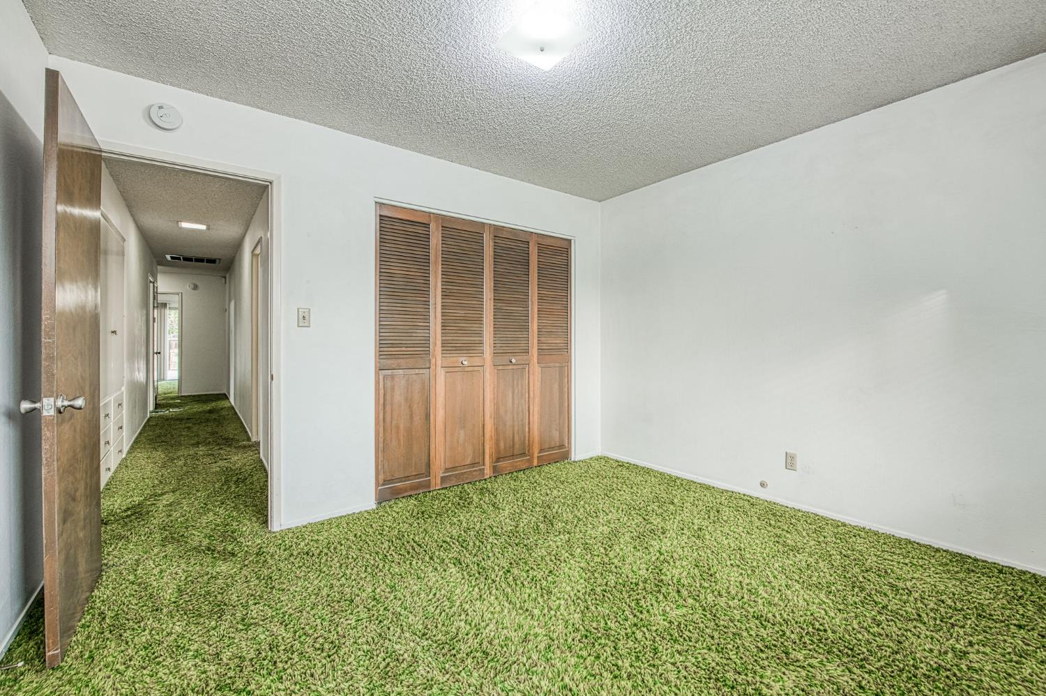 1461 Windsor Dr, Kingsburg, CA 93631