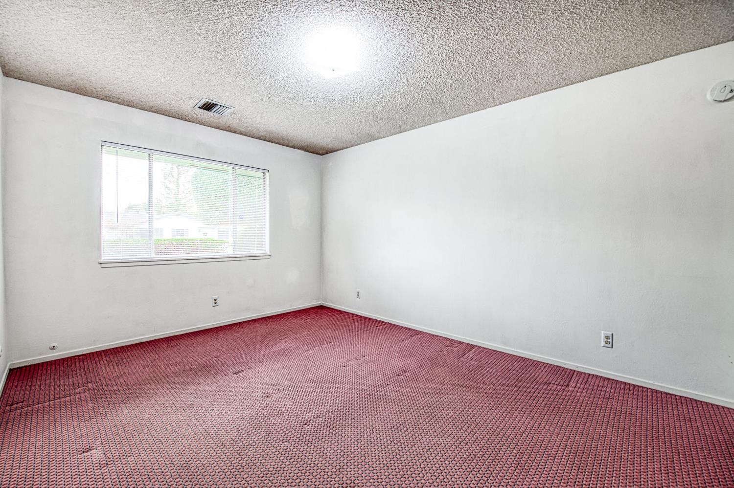 1461 Windsor Dr, Kingsburg, CA 93631