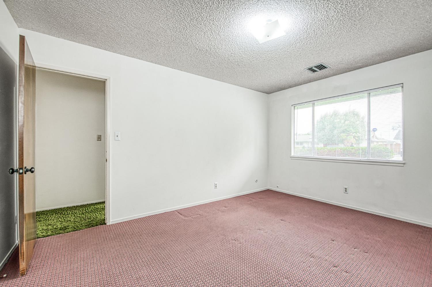 1461 Windsor Dr, Kingsburg, CA 93631