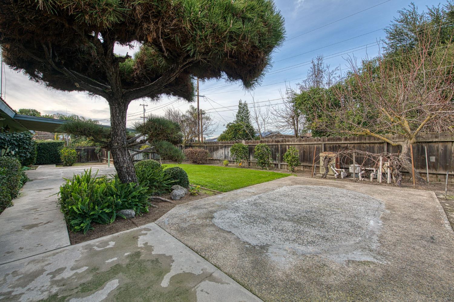 1461 Windsor Dr, Kingsburg, CA 93631