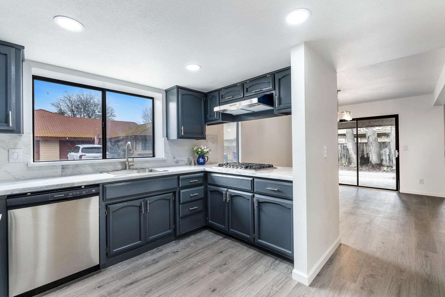 929 Barnett Way, Madera, CA 93637