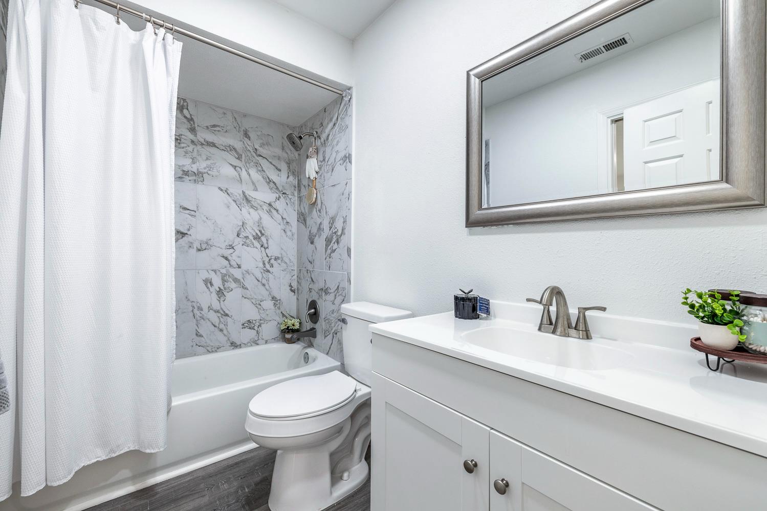 929 Barnett Way, Madera, CA 93637