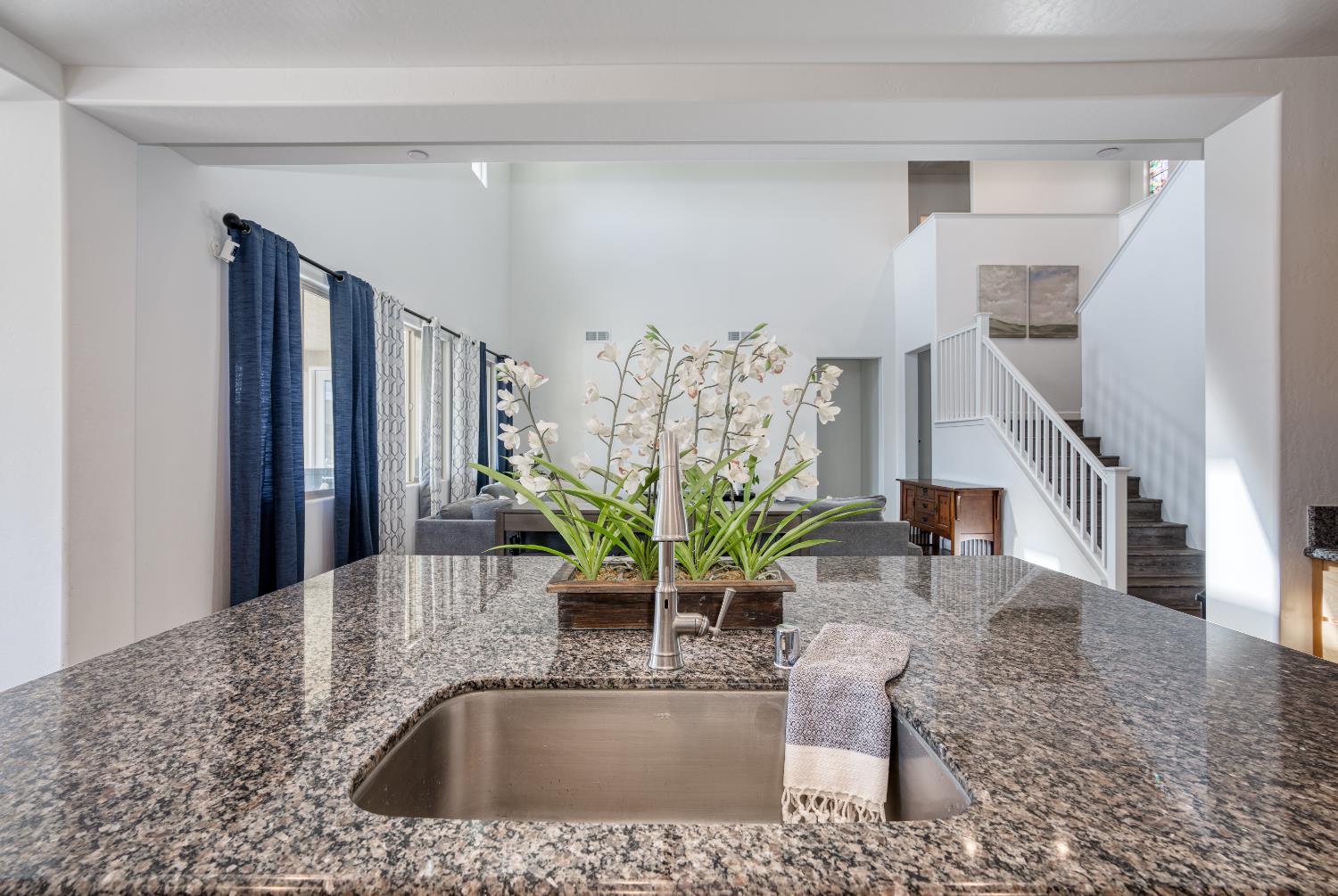 1267 Gold King Place Cir, Dinuba, CA 93618