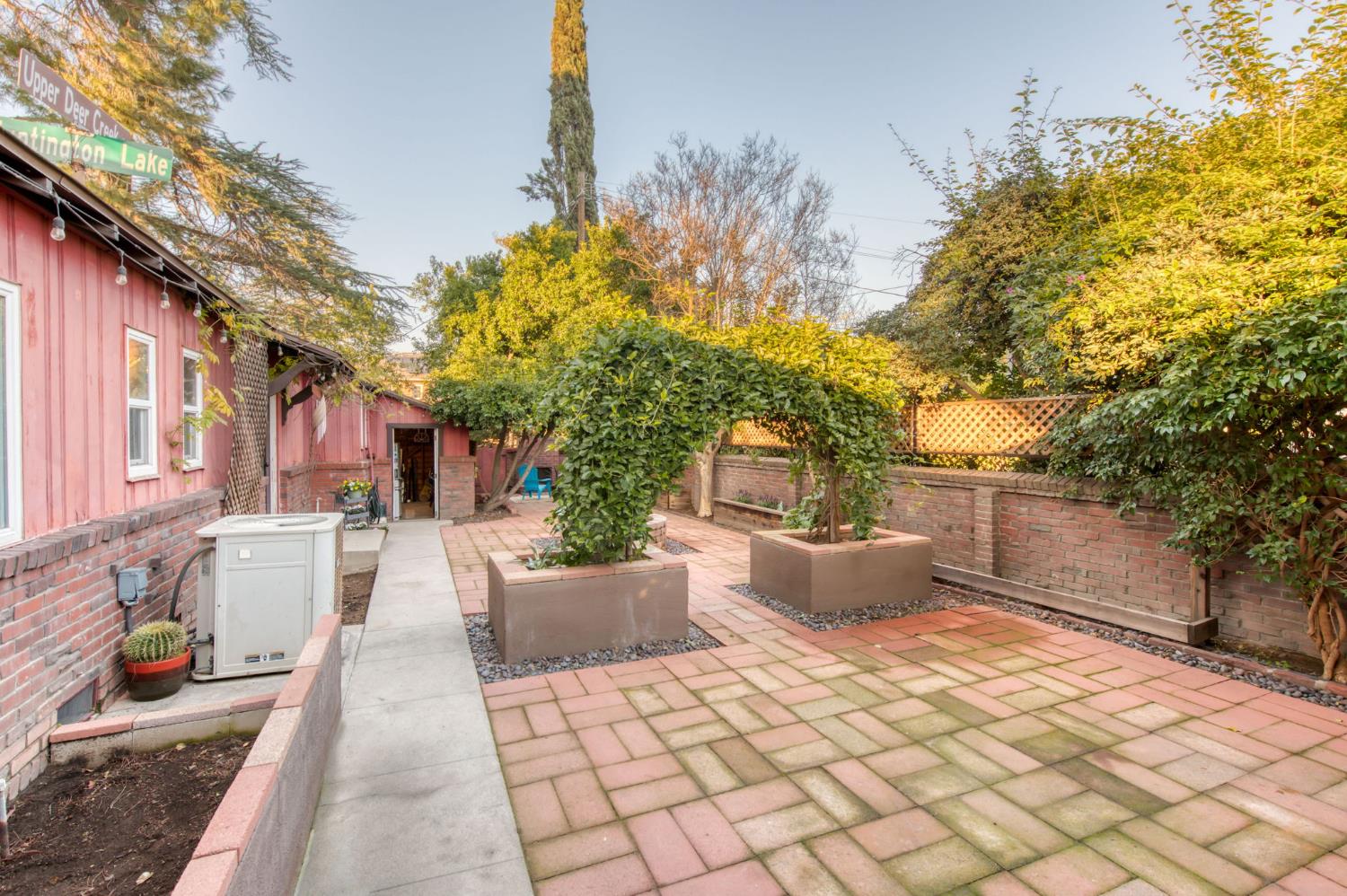 105 Clinton, Fresno, CA 93704