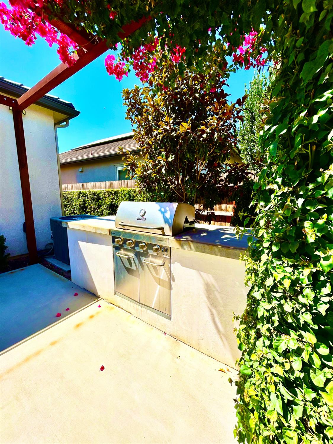 2071 N Rogers Lane, Clovis, CA 93619