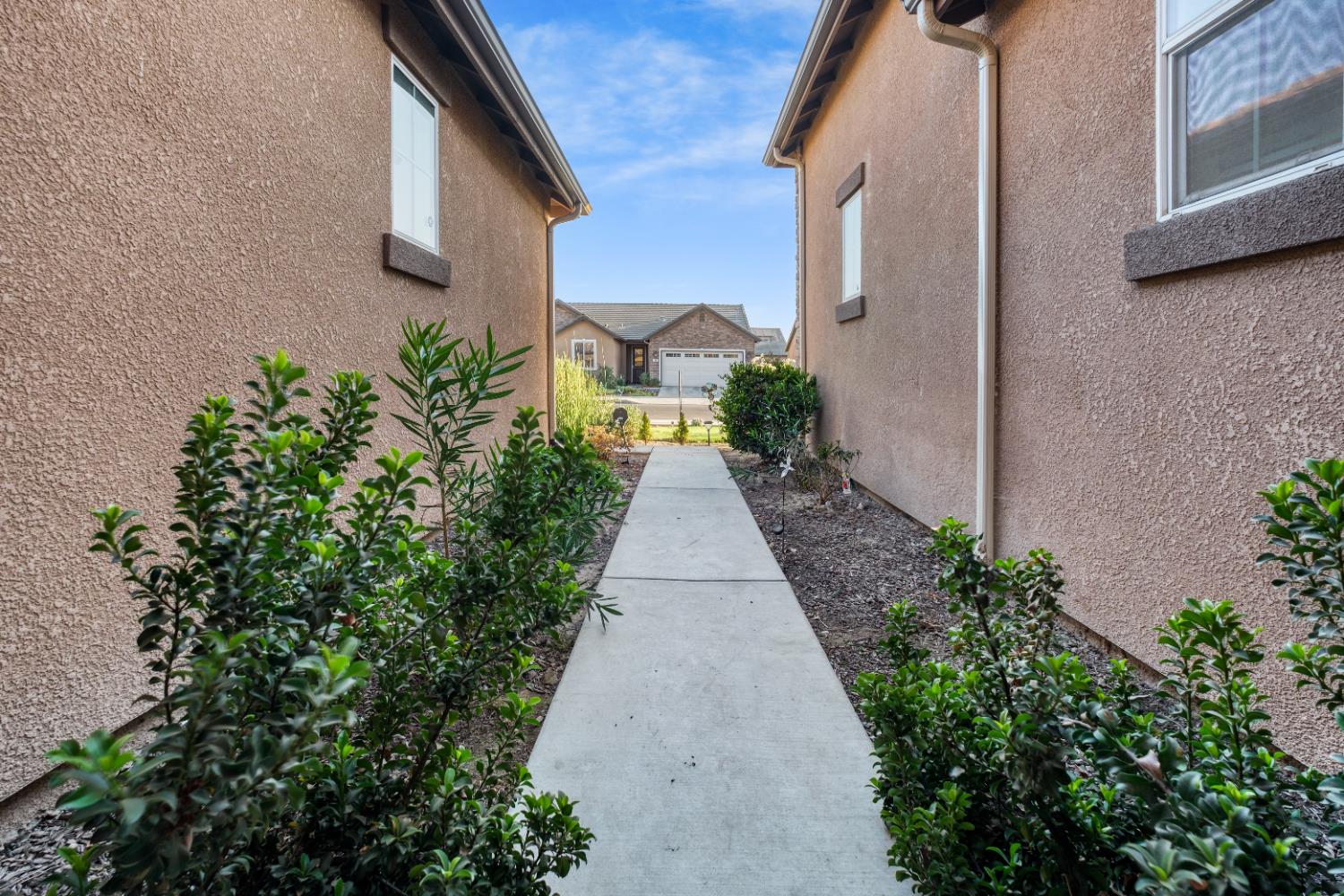 1890 Tamworth Ave, Tulare, CA 93274