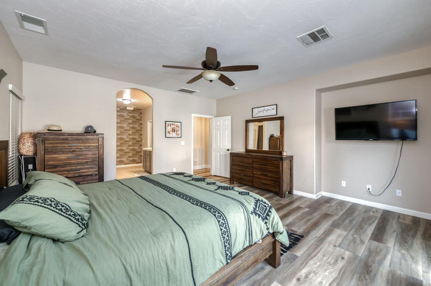 3129 3129 Ashcroft Avenue, Clovis, CA 93619