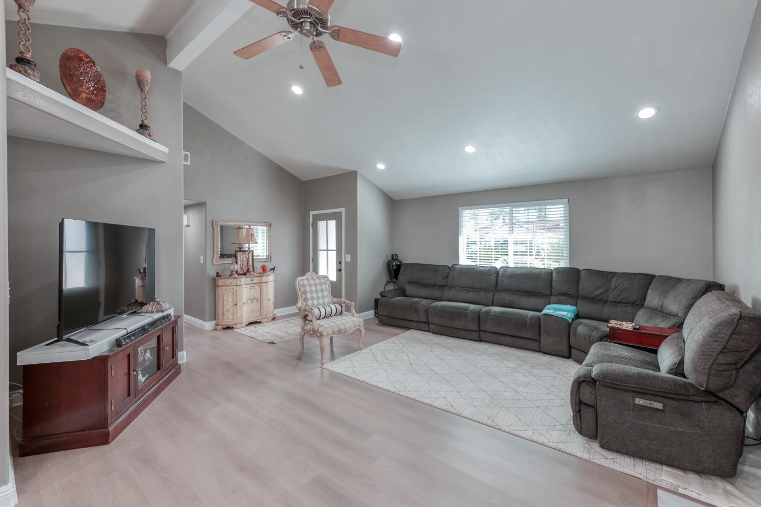 6251 N Gilroy Ave, Fresno, CA 93722